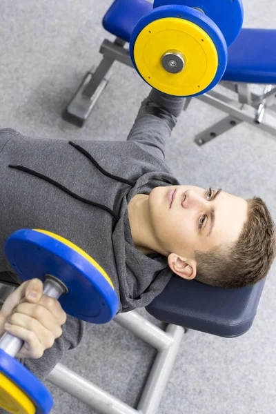 Der Teenager übt sich in Power-Fitness — Stockfoto