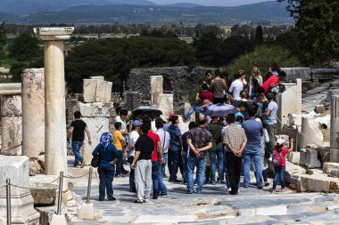 Antik kalıntıları şehir Efes Celsus Kütüphanesi Binası, amfitiyatro tapınaklar ve sütunları antika. Unesco Dünya Mirası listesi için aday