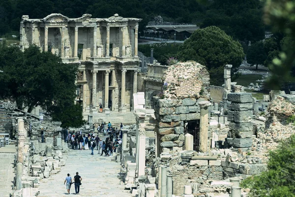 As ruínas da antiga cidade antiga de Éfeso o edifício da biblioteca de Celso, os templos e colunas do anfiteatro. Candidato à Lista do Patrimônio Mundial da UNESCO — Fotografia de Stock