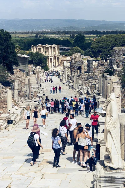 As ruínas da antiga cidade antiga de Éfeso o edifício da biblioteca de Celso, os templos e colunas do anfiteatro. Candidato à Lista do Patrimônio Mundial da UNESCO — Fotografia de Stock