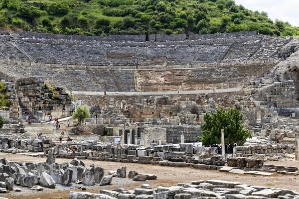 Las ruinas de la antigua ciudad antigua de Éfeso el edificio de la biblioteca de Celso, los templos anfiteatro y columnas. Candidato a la Lista del Patrimonio Mundial de la UNESCO —  Fotos de Stock