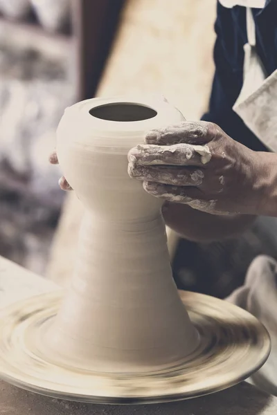 Potter hace cerámica hecha a mano — Foto de Stock