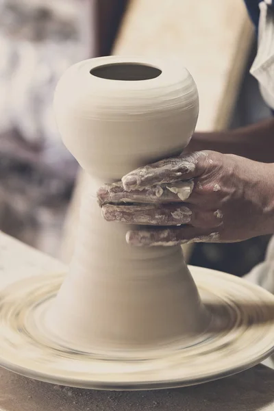 Potter makes pottery handmade — Stock Photo, Image