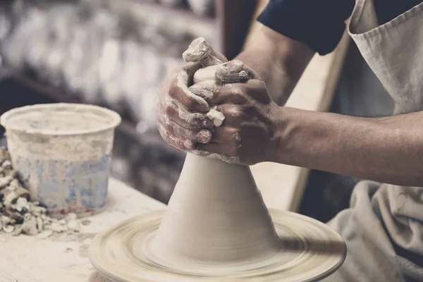 Potter sprawia, że ceramika ręcznie robione — Zdjęcie stockowe