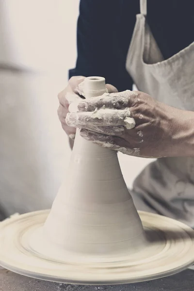 Potter makes pottery handmade — Stock Photo, Image