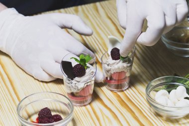 Cook kanepeler mutfakta hazırlanması 