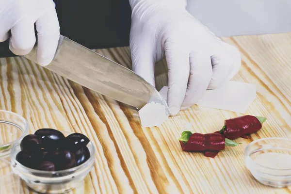 Cocinero preparando canapés en la cocina —  Fotos de Stock