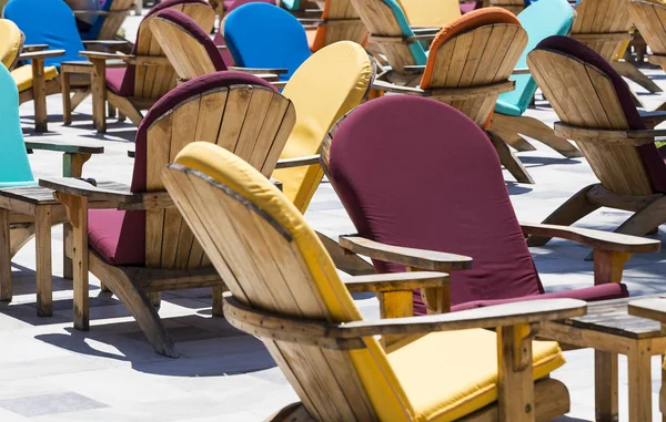 Sillas de madera con tapicería de colores — Foto de Stock