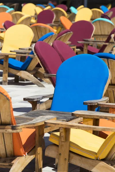 Sillas de madera con tapicería de colores — Foto de Stock