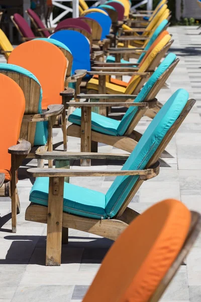 Holzstühle mit farbigen Polstern — Stockfoto