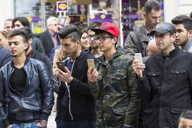Yoldan geçenler tarafından bir video telefon olayda çekmek.