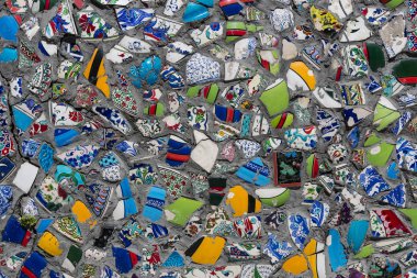 kırık seramik plakalar ile duvar 