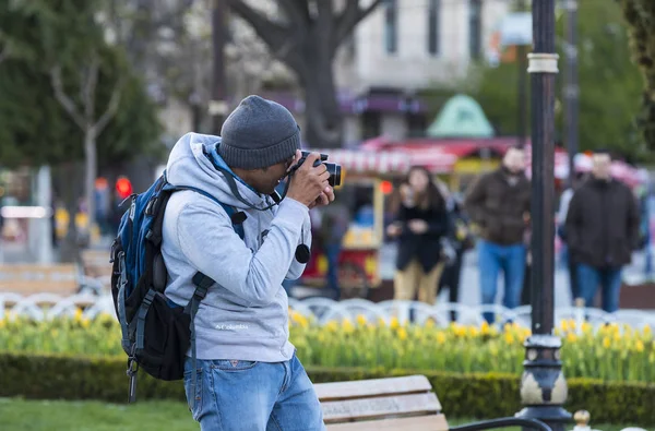 Touristes sont photographiés et faire un dans la ville d'Istanbul — Photo