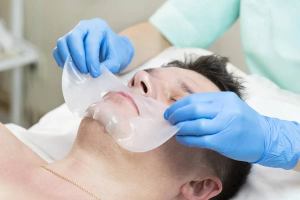 Mann in der Maske kosmetischer Eingriff — Stockfoto