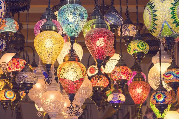 Barevné lampy, zavěšené na velkém bazaru — Stock fotografie