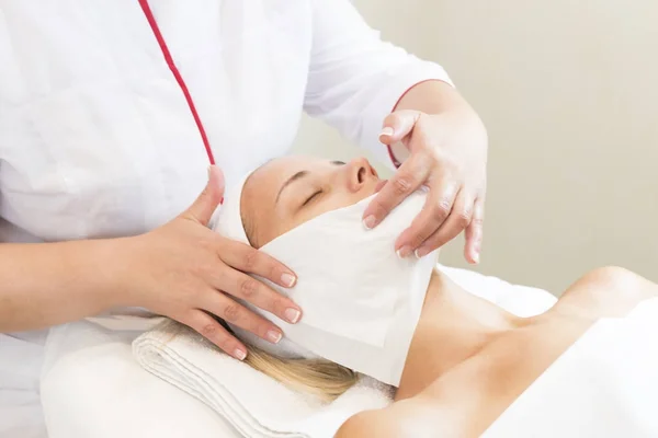 Massaggi e peeling facciali al salone — Foto Stock