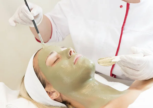 Masaje y exfoliaciones faciales en el salón —  Fotos de Stock