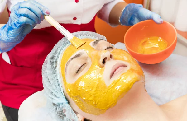 Proses masker kosmetik dari pijat dan facial — Stok Foto