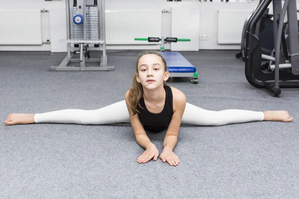 Dívka se zabývá sportovní gymnastika — Stock fotografie
