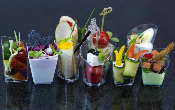 Mini desserter och kött kanapéer vegetabiliska snacks i — Stockfoto
