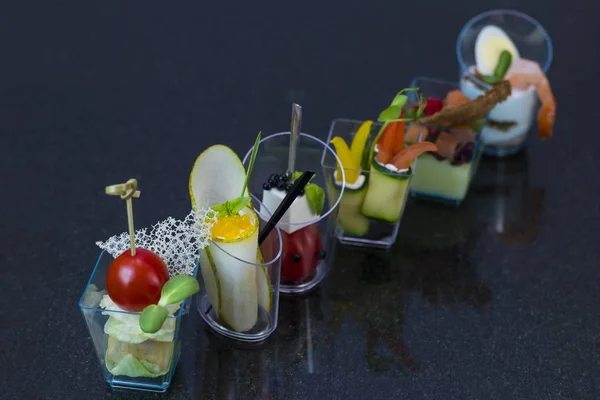 Mini Tatlılar ve et kanepeler sebze snacks — Stok fotoğraf
