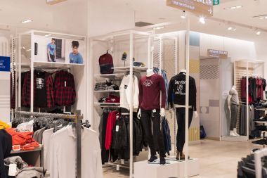  Alışveriş merkezinde şehir, çocuklar ve yetişkinler Lc Waikiki için giyim mağazası.