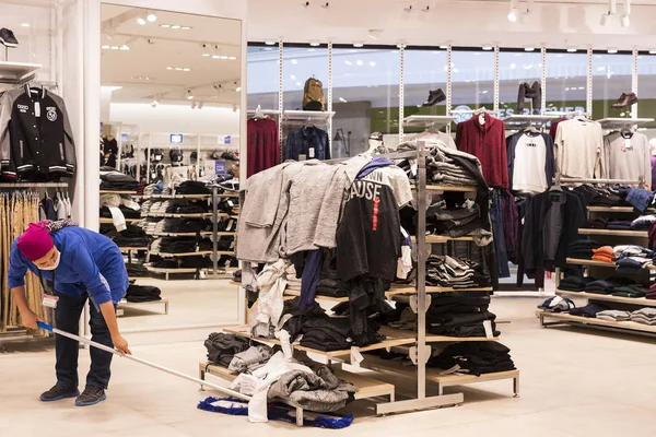 Centre commercial dans la ville magasin de vetements pour enfants et adultes LC Waikiki Photo editoriale par Lester120 173909278