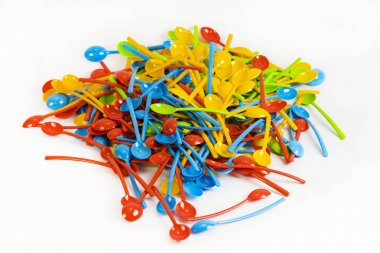 birçok yeni renkli plastik kaşık 