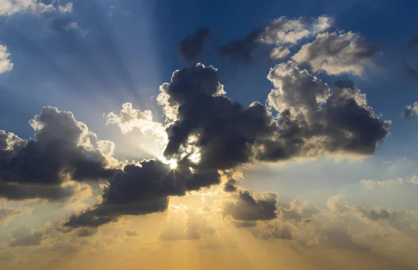 さまざまな色の雲と空の背景 — ストック写真