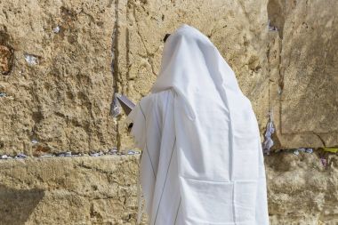 Jerusalem, İsrail - 22 Kasım 2017: hacılar dua, Yahudi halkının kutsal yer ve dünyadaki Hıristiyanların ibadet Merkezi ağlama duvarı