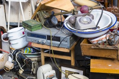 Tel Aviv - Yafa, İsrail - 24 Kasım 2017:Street bit pazarı eski şeyler ve antika içinde eski bölge, Tel Aviv