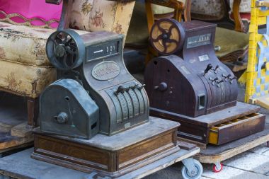 Tel Aviv - Yafa, İsrail - 24 Kasım 2017:Street bit pazarı eski şeyler ve antika içinde eski bölge, Tel Aviv