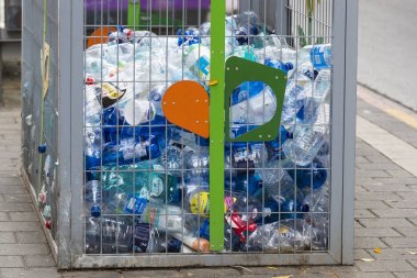 Tel Aviv, İsrail - 20 Kasım 2017: Tel Aviv sokaklarında tedavisi için plastik kaplar topluluğu konteynerler