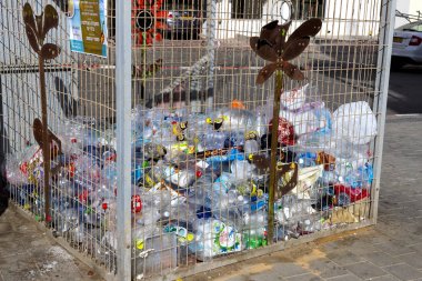 Tel Aviv, İsrail - 20 Kasım 2017: Tel Aviv sokaklarında tedavisi için plastik kaplar topluluğu konteynerler