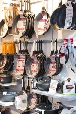 Tel Aviv, İsrail - 26 Kasım 2017:Shops ve ürün ve gıda Sarona sayaçlarıyla turistler arasında popüler bir yer Pazar