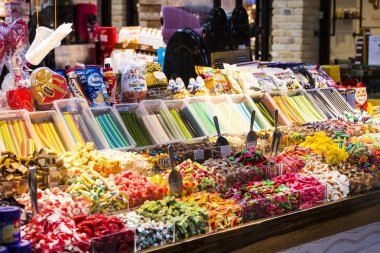 Tel Aviv, İsrail - 26 Kasım 2017:Shops ve ürün ve gıda Sarona sayaçlarıyla turistler arasında popüler bir yer Pazar