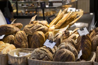 Tel Aviv, İsrail - 26 Kasım 2017:Shops ve ürün ve gıda Sarona sayaçlarıyla turistler arasında popüler bir yer Pazar