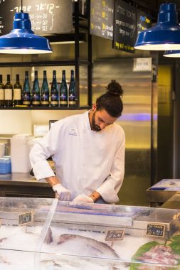 Tel Aviv, İsrail - 26 Kasım 2017: Şehir pazar Sarona restoran ve dükkanlar ziyaret edenler ve işçi konumlar