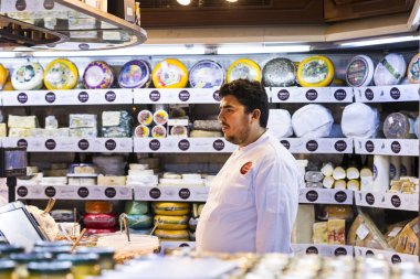 Tel Aviv, İsrail - 26 Kasım 2017: Şehir pazar Sarona restoran ve dükkanlar ziyaret edenler ve işçi konumlar