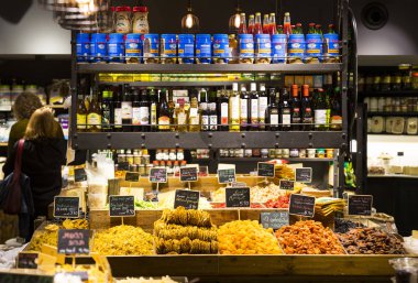 Tel Aviv, İsrail - 26 Kasım 2017: Şehir pazar Sarona restoran ve dükkanlar ziyaret edenler ve işçi konumlar