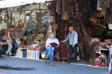 Tel Aviv - Yafa, İsrail - 24 Kasım 2017:Street bit pazarı eski şeyler ve antika içinde eski bölge, Tel Aviv