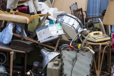 Tel Aviv - Yafa, İsrail - 24 Kasım 2017:Street bit pazarı eski şeyler ve antika içinde eski bölge, Tel Aviv