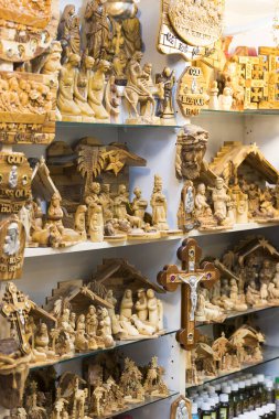 Jerusalem, İsrail - 22 Kasım 2017: ibadet Kudüs'ün eski ülkesinde farklı dinlerin dini nesneleri Pazar