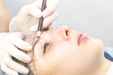 Microblading kaşlar akışında bir Güzellik Salonu 