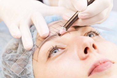 Microblading kaşlar akışında bir Güzellik Salonu 