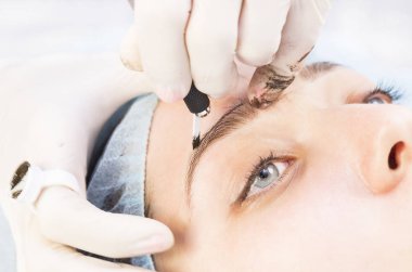 Microblading kaşlar akışında bir Güzellik Salonu 