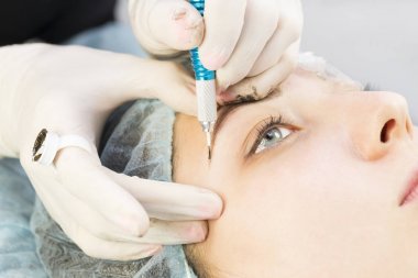 Microblading kaşlar akışında bir Güzellik Salonu 