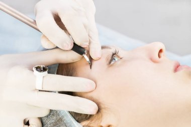 Microblading kaşlar akışında bir Güzellik Salonu 