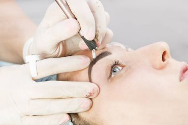 Microblading kaşlar akışında bir Güzellik Salonu 
