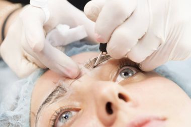 Microblading kaşlar akışında bir Güzellik Salonu 
